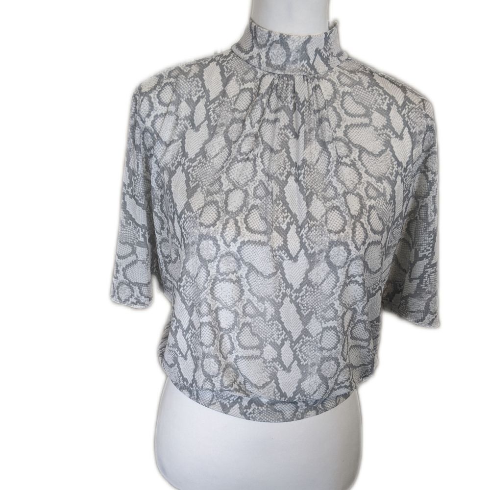 5/$55 Jennifer Lopez snakeskin print cropped mock turtleneck, short bell slv S